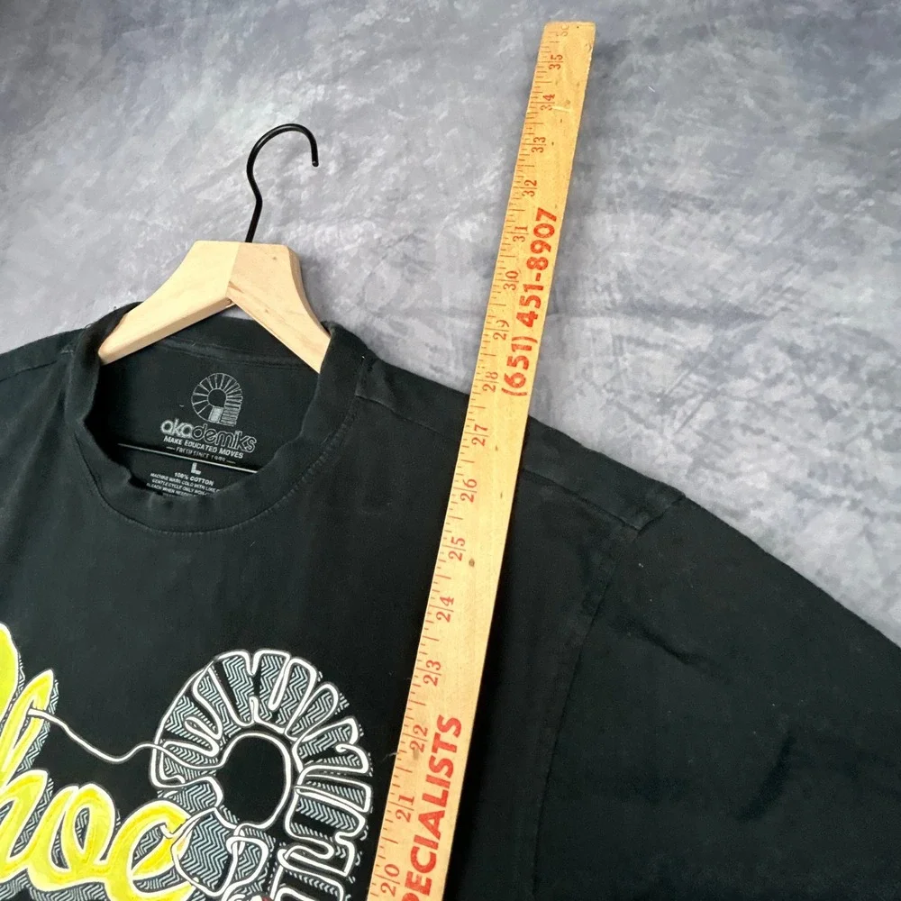Akademiks Mens Black‎ Shoe Laces & Soles Graphic T-Shirt Y2K Vintage Large